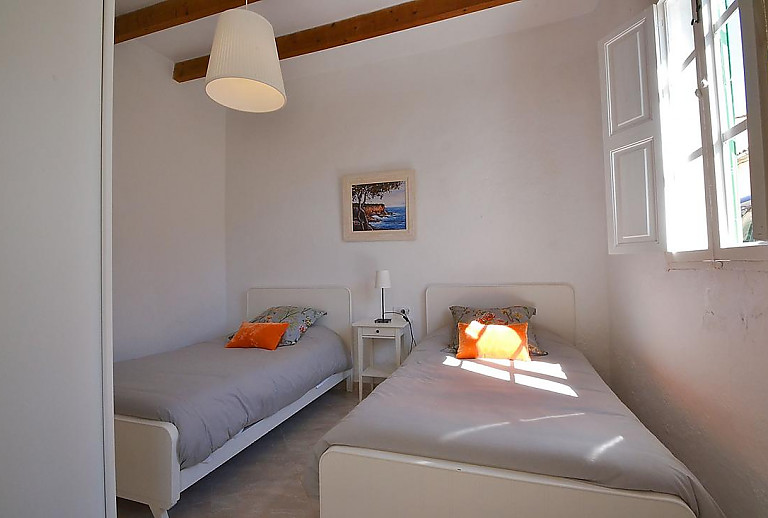 Schlafzimmer mit Einzelbetten und Fenster