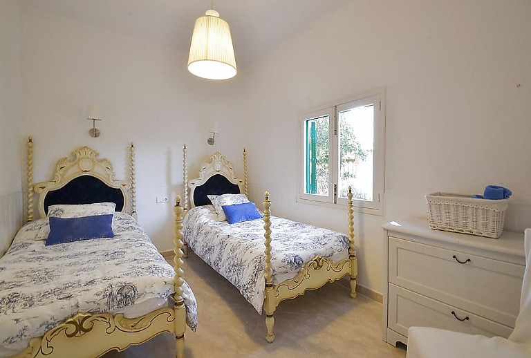 Schlafzimmer mit Einzelbetten und Kommode