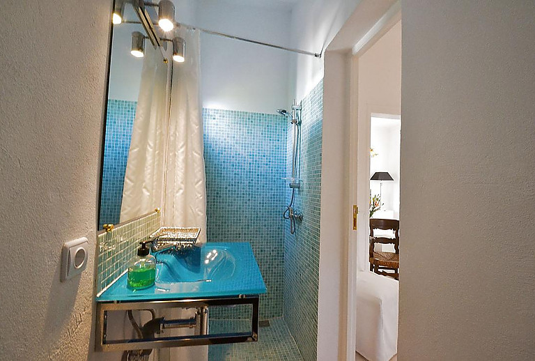 Bad mit Dusche und Waschbecken