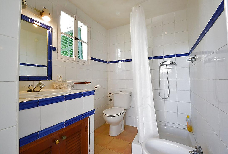 Badezimmer mit Dusche und WC