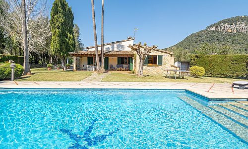 Garten mit Rasen und Pool vor der Finca