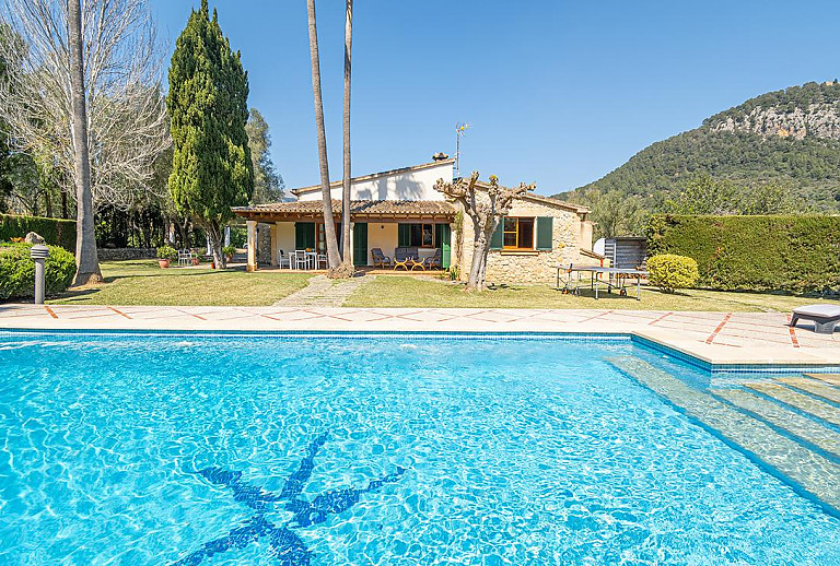 Garten mit Rasen und Pool vor der Finca