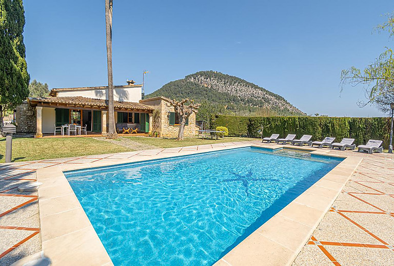 Finca mit Hecke am Poolbereich