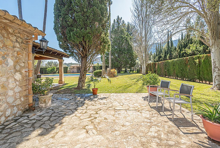 Bäume und Rasen im Garten vor der Terrasse