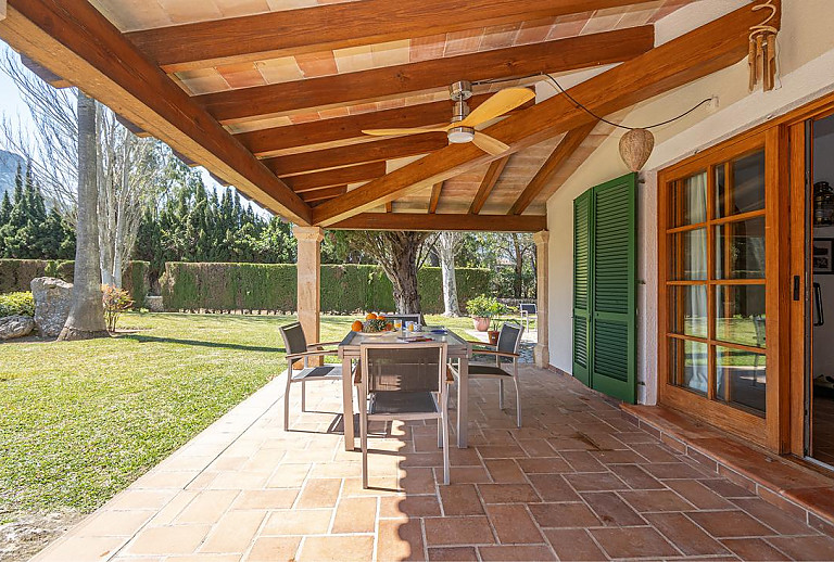 Terrasse mit Vordach und Esstisch