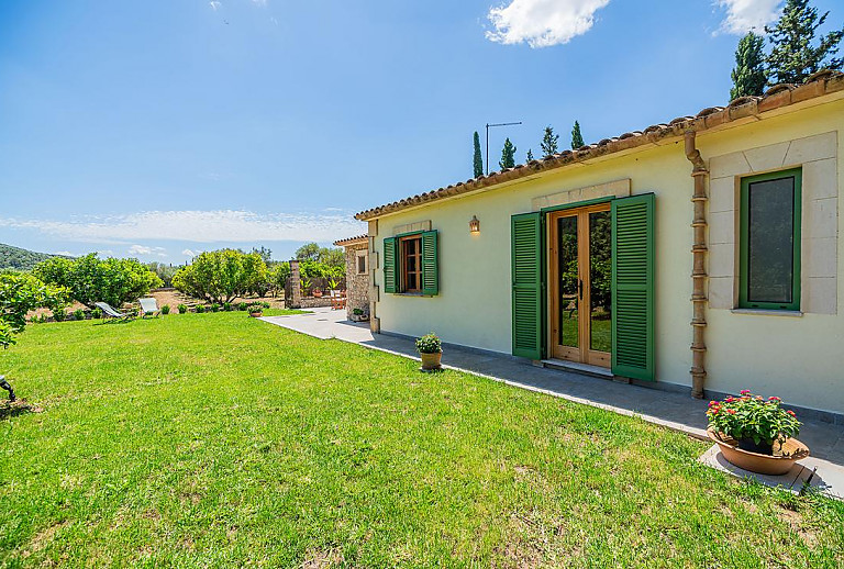 Finca mit Rasen und Bäumen