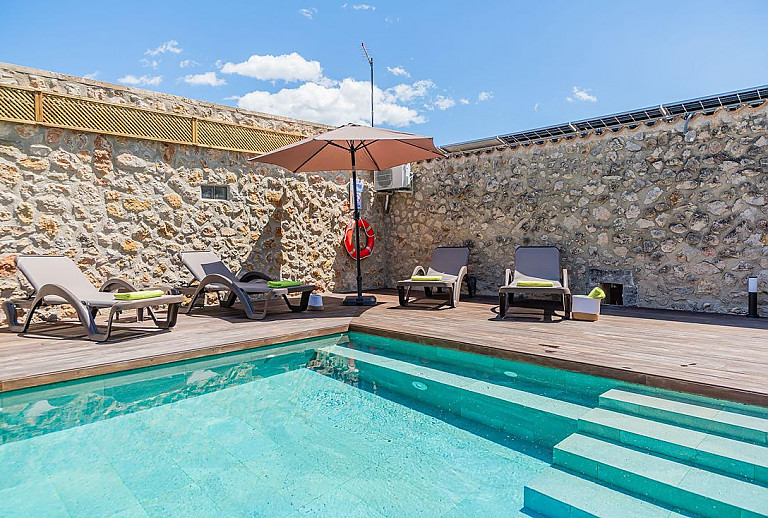 Terrasse mit Pool und Sonnenliegen