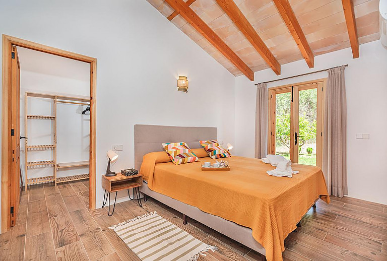 Schlafzimmer mit Doppelbett und Nachttisch