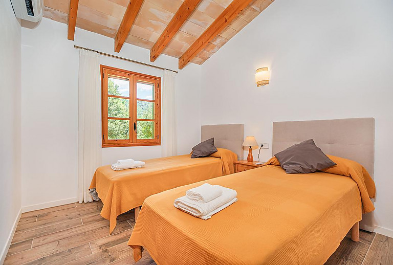 Schlafzimmer mit Einzelbetten und Fenster