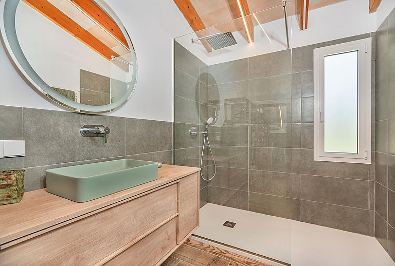 Badezimmer mit Dusche und Spiegel