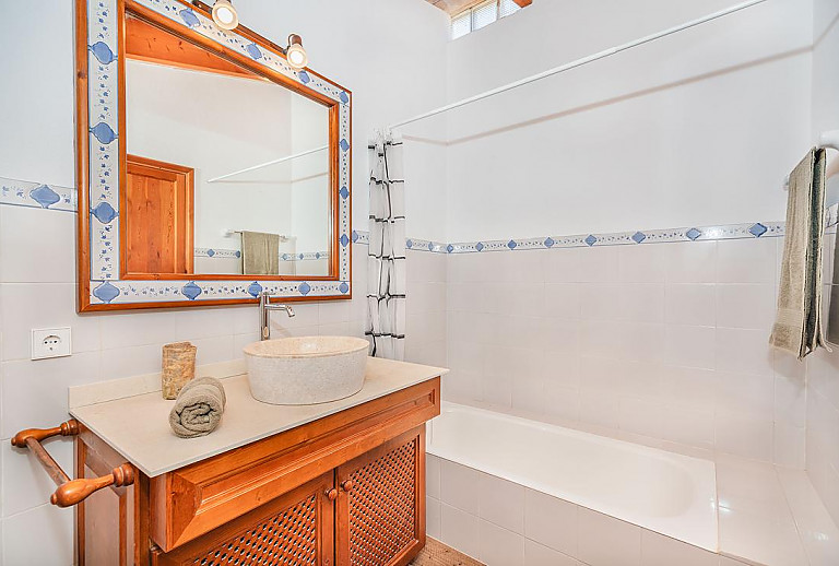 Bad mit Wanne und Spiegel