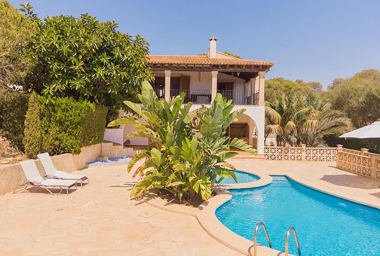 Ferienhaus mit Pool und Garten