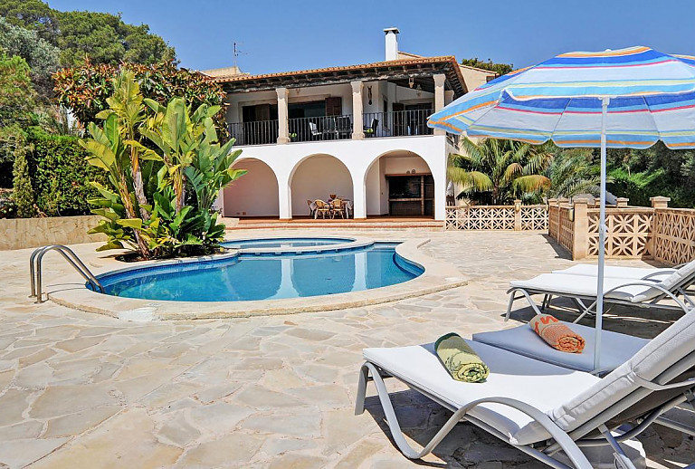 Sonnenliegen und Sonnenschirm am Pool