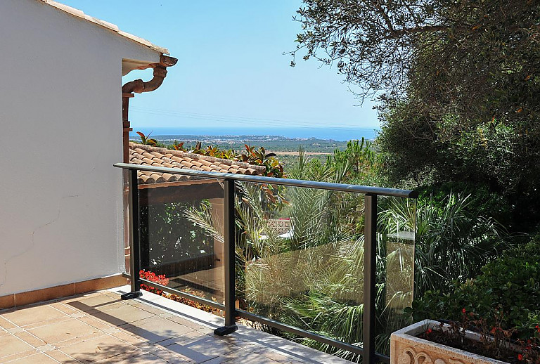 Kleiner Balkon mit Blick bis zum Meer