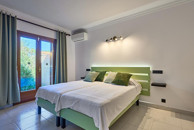 Schlafzimmer mit Doppelbett und Klimaanlage