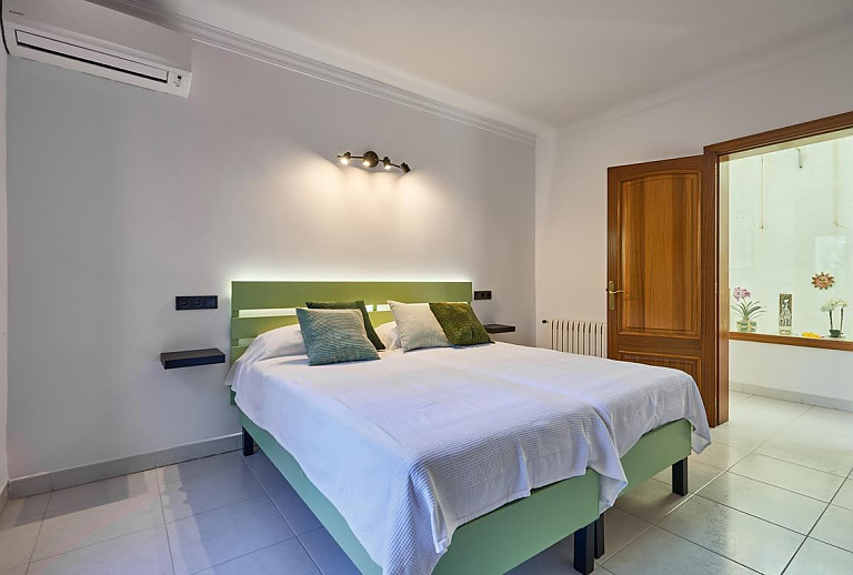 Schlafzimmer mit Doppelbett und Heizung