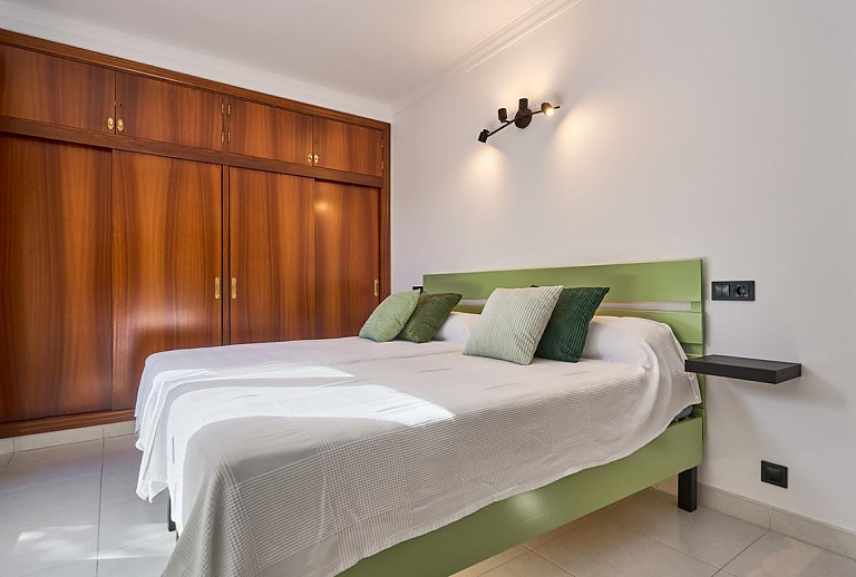 Schlafzimmer mit Einzelbetten und Wandschrank