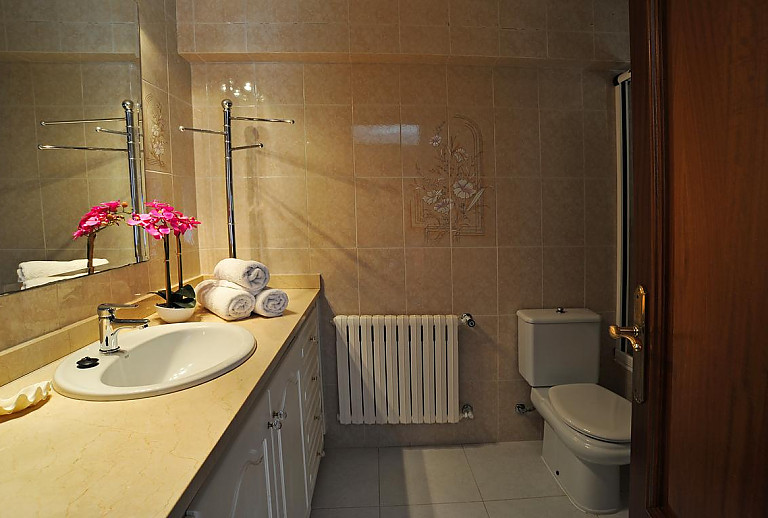 Badezimmer mit Wanne und WC