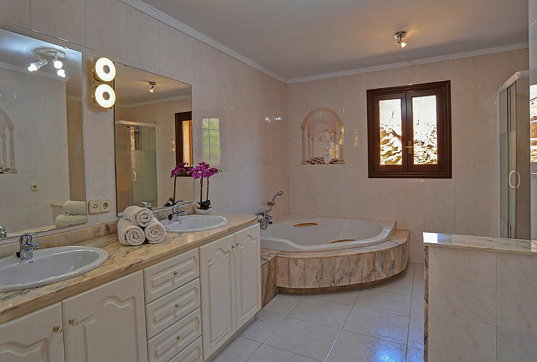 Bad mit Wanne und Dusche