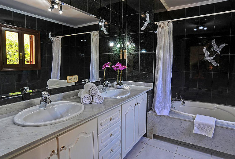 Badezimmer Waschbecken und Fenster