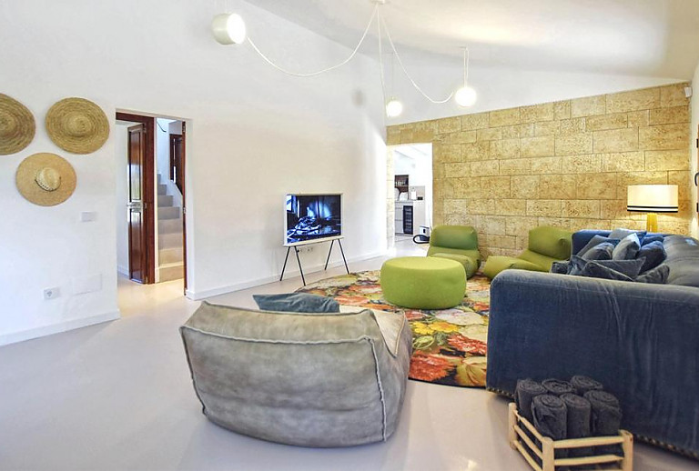 Wohnzimmer mit Fernseher und Couch
