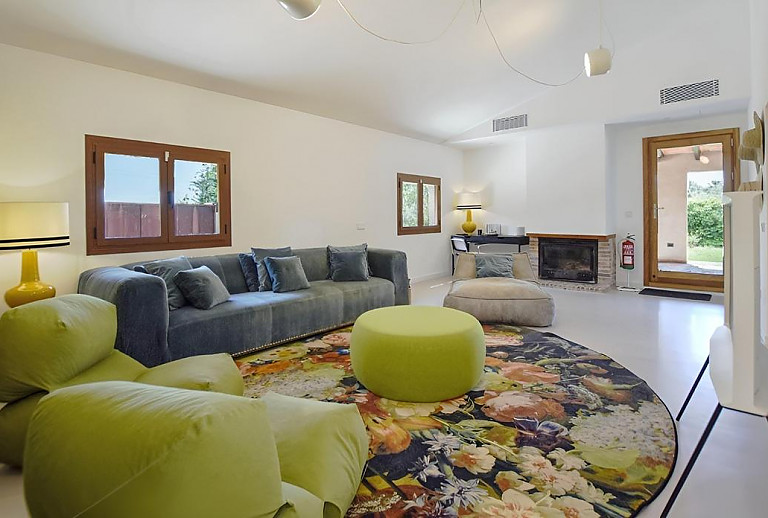 Sofas und Kamin im Wohnzimmer