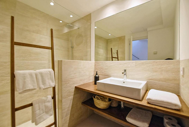 Badezimmer mit Dusche und Spiegel