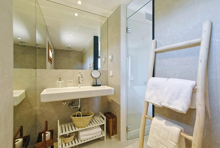 Bad mit Dusche und Waschbecken