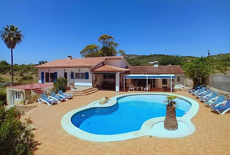 Finca mit Poolbereich und Sonnenliegen