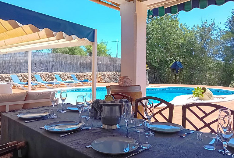 Terrasse mit Vordach und Esstisch