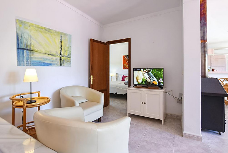 Wohnbereich mit Sesseln und Fernseher