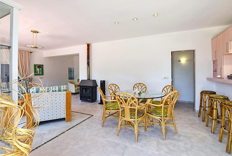 Wohnzimmer mit Esstisch und Couch