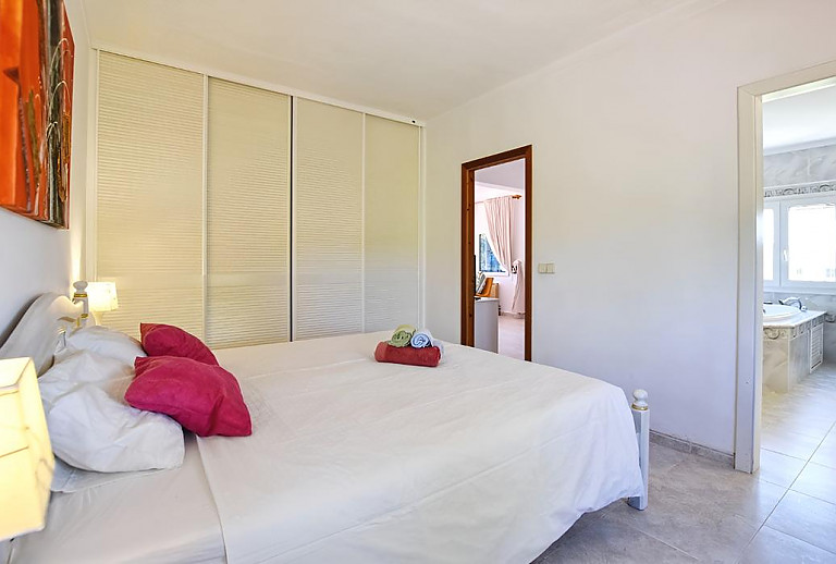 Schlafzimmer mit Doppelbett und Kleiderschrank