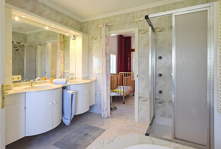 Badezimmer mit Dusche und Spiegel