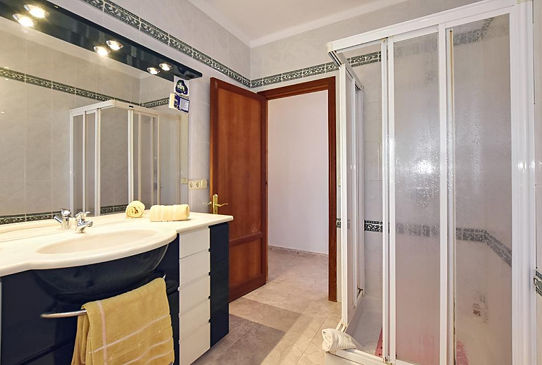 Waschbecken und Dusche im Bad