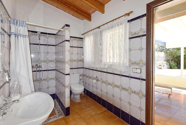 Bad mit WC und Terrassenzugang