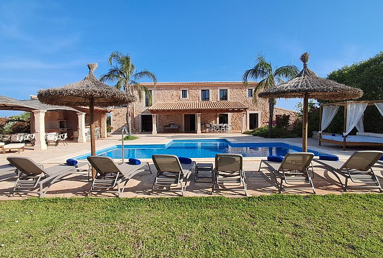 Pool im Garten vor der Finca