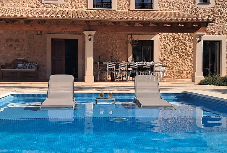 Sonnenliegen am Pool vor der Finca