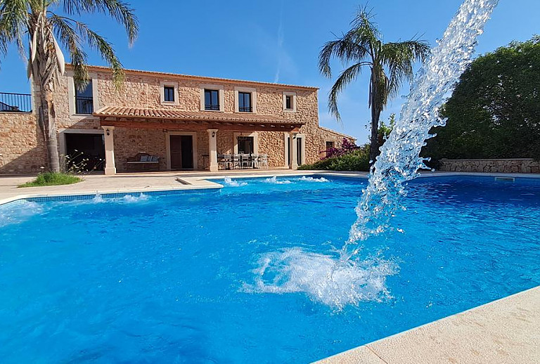 Pool und Palmen vor der Finca