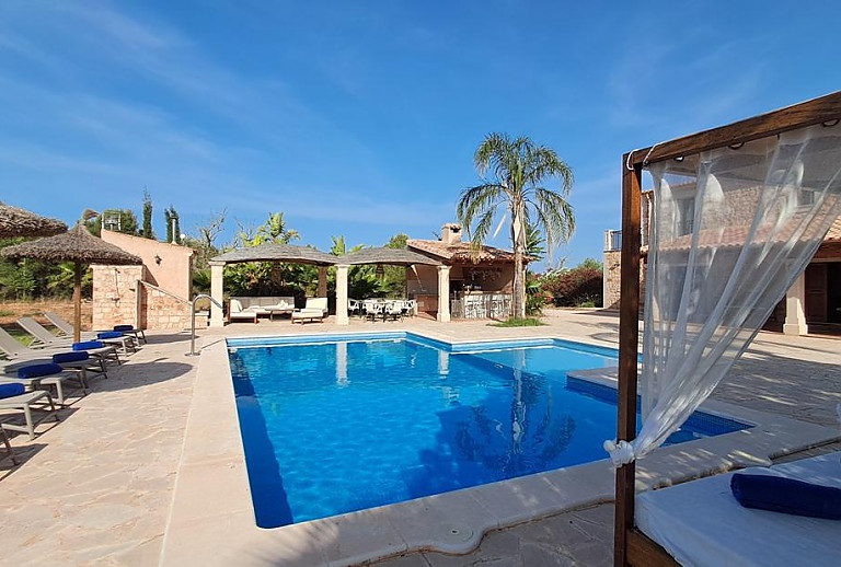 Daybed und Poolliegen unter Sonnenschirmen
