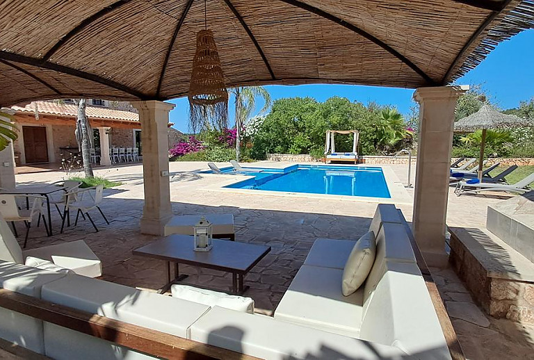 Terrasse am Pool mit Gartenmöbeln