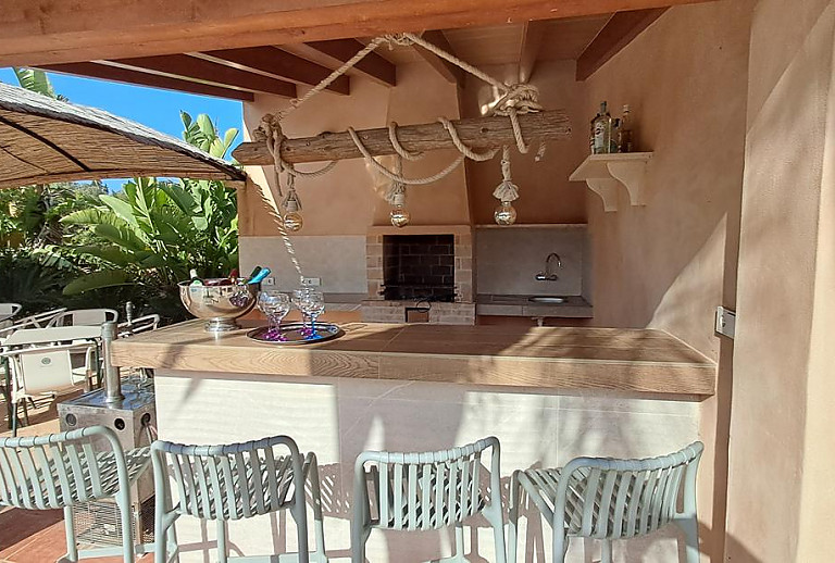 Terrasse mit Vordach und Sommerküche