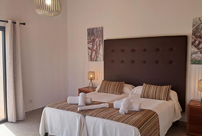 Schlafzimmer mit Einzelbetten und Nachttisch