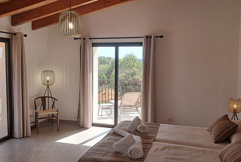 Schlafzimmer mit Einzelbetten und Balkon
