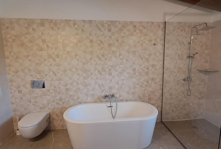 Bad mit Dusche und Wanne