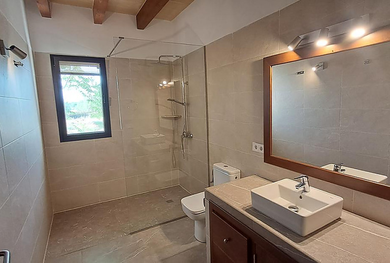 Badezimmer mit Dusche und Fenster