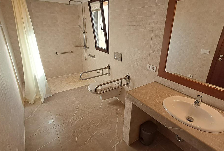 Dusche und WC im Badezimmer