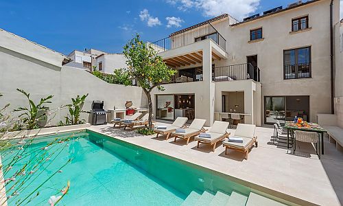 Ferienhaus mit Innenhof und Pool