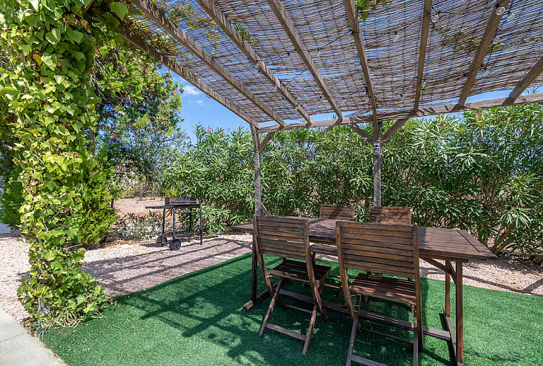 Gartenmöbel und Grill im Schatten