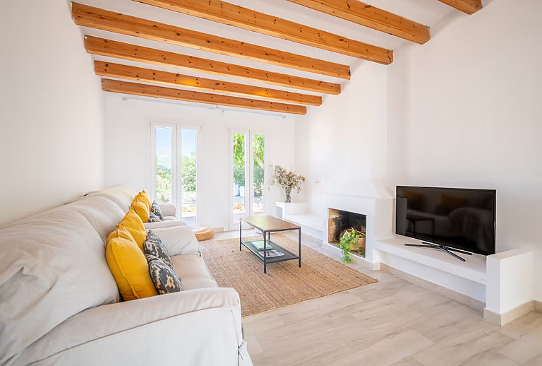 Wohnzimmer mit Terrassenzugang und Couch